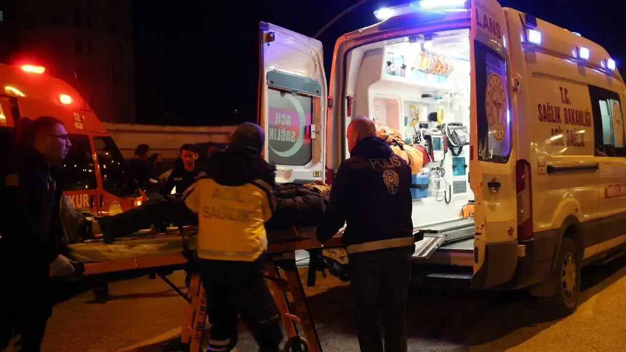 Adana’da Babadan Kalan Yadigar Araç Perte Çıktı! 2 Yaralı 6